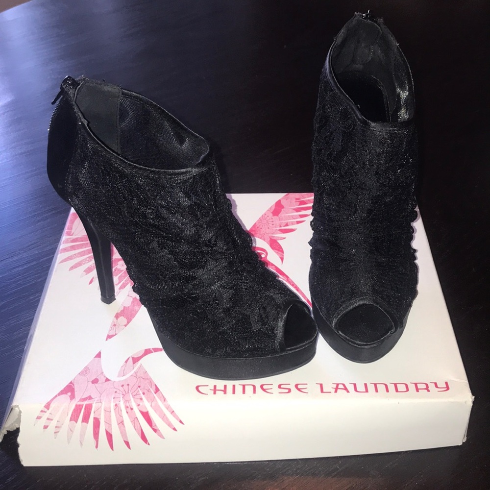 Chinese Laundry Black Lace Platform Pump - Picture 5 of 6